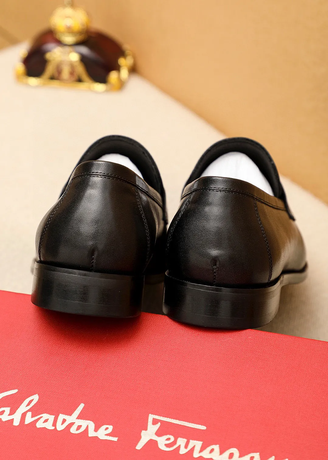 Men's shoes💰460💰 Product trademark: Ferragamo "Ferragamo" casual leather shoes Regular size: 38-44 (45🉑️customized) Product materials: Selected imported first-layer calfskin upper + luxury hardware buckle, imported water-dyed cow leather lining. Strong three-dimensional visual effect, original outsole color: 1⃣️color optional